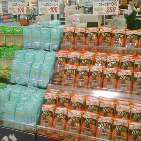 フルーツ果汁100% 258円(税抜)