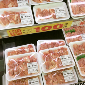 国産若鶏骨なしもも肉カット 100円(税抜)