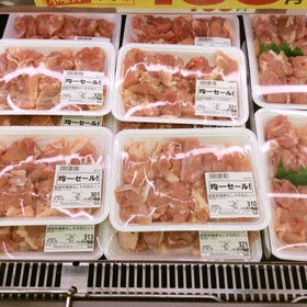 国産若鶏骨なしもも肉カット 100円(税抜)