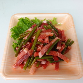 トンスーシャー（豚肉とニンニクの芽炒め）解凍 500円(税抜)