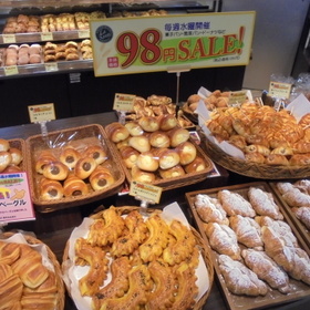 焼きたてパン〝98円セール〟 98円(税抜)