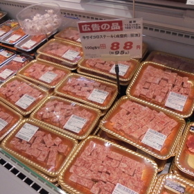 牛サイコロステーキ（成型肉：解凍） 88円(税抜)