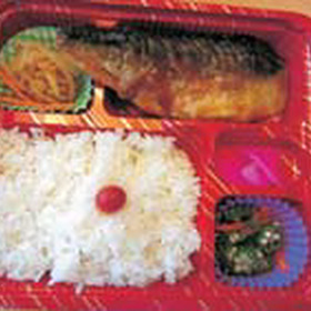 煮魚弁当 350円(税抜)
