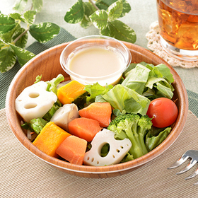 緑黄色野菜と根菜サラダ 330円(税込)