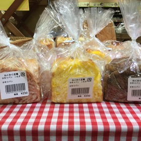 手作りパン    各種 250円(税抜)