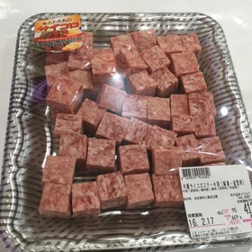 牛豚サイコロステーキ用(解凍・成型肉) 98円(税抜)