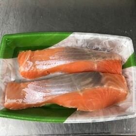 骨取り銀鮭（養殖解凍）皮なし切身 238円(税抜)