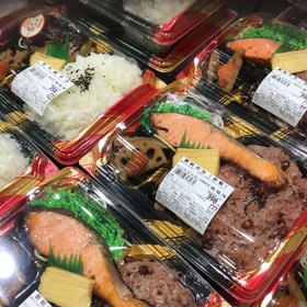 赤飯鮭弁当 398円(税抜)