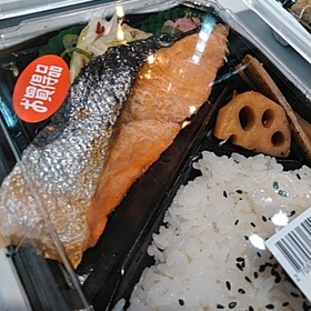 焼魚屋さんの銀鮭塩焼弁当 498円(税抜)