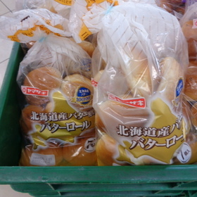 北海道産バター使用バターロール 138円(税抜)