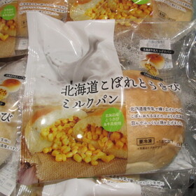 北海道こぼれとうきびミルクパン 320円(税抜)
