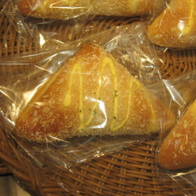 三角ハムチーズパン 100円(税抜)