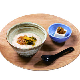 えのきのしょうゆ炊きと 高菜漬けのさっぱり 玄米がゆ 730円(税込)