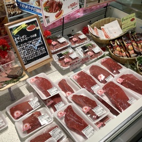 牛モモ肉かたまり 213円(税込)