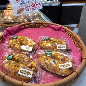 シャウエッセンを使用したチーズパン 194円(税込)