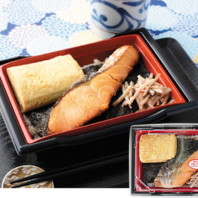 大きなだし巻玉子と鮭のお弁当 498円(税込)