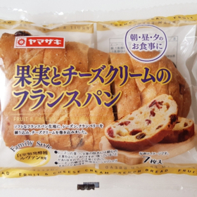 果実とチーズクリームのフランスパン 150円(税込)