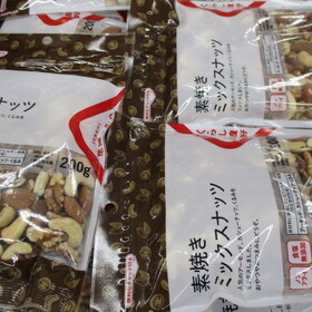 素焼きミックスナッツ 537円(税込)