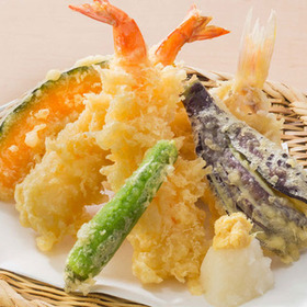 海老と彩り野菜の天ぷら盛合せ 645円(税込)