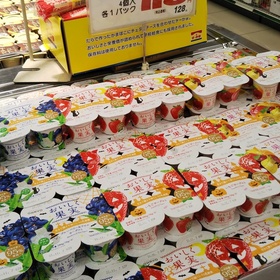 おいしく果実ヨーグルト　いちご・フルーツミックス 128円(税込)