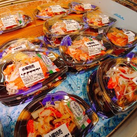 鮮魚部門特製海鮮サラダやカルパッチョ 386円(税込)