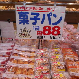 菓子パン　各種 96円(税込)
