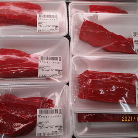 牛もも肉かたまり 213円(税込)