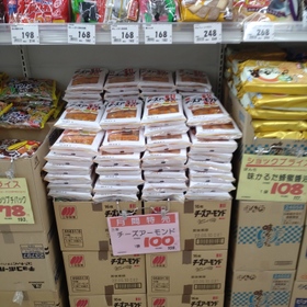 チーズアーモンド 108円(税込)