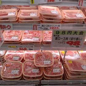 豚ロース肉切り落し 106円(税込)