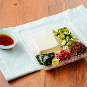 沖縄県産もずくの豆腐サラダ 419円(税込)
