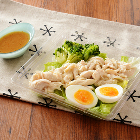 たんぱく質が摂れる　蒸し鶏と玉子のサラダ 430円(税込)