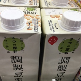 大豆にこだわり3つの原料だけで作った調整豆乳 203円(税込)