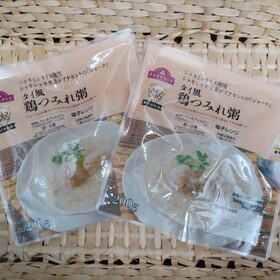 タイ風鶏つみれ粥 375円(税込)