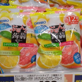ぷるんと蒟蒻ゼリーパウチ　シチリアレモンピンクグレープフルーツ 203円(税込)
