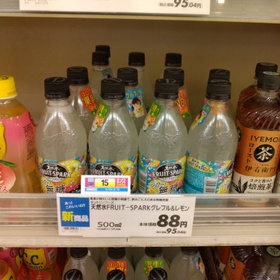 天然水フルーツスパークグレフル＆レモン 95円(税込)