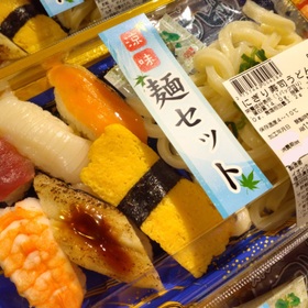 にぎり寿司うどんセット 462円(税込)